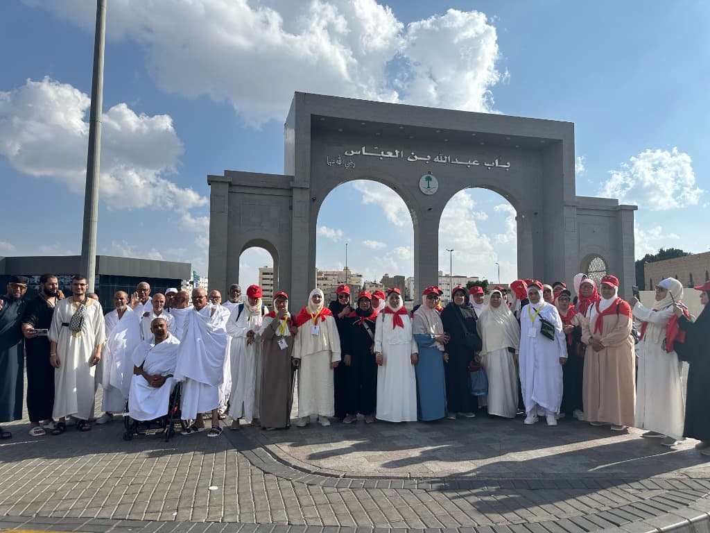صورة تذكارية للمعتمرين أمام باب عبد الله بن العباس رضي الله عنهما
