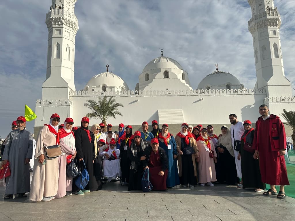مجموعة المعتمرين بساحة مسجد قباء بالمدينة المنورة